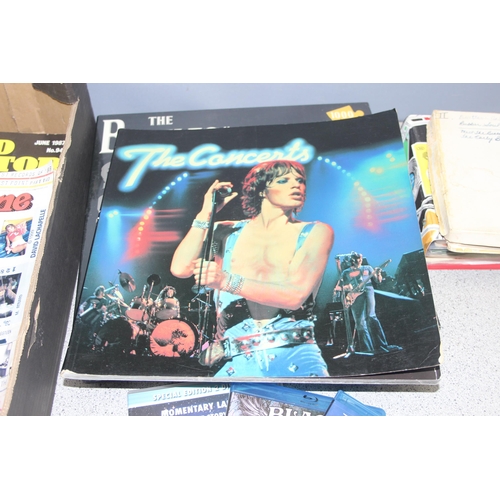 514 - Qty of music ephemera and other items, to incl folder of vinyl single records (The Bachelors, Elvis ... 