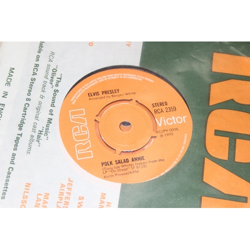 514 - Qty of music ephemera and other items, to incl folder of vinyl single records (The Bachelors, Elvis ... 