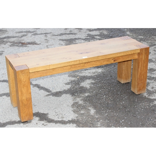 169 - A modern good quality oak bench, approx 122cm wide x 37cm deep x 46cm tall