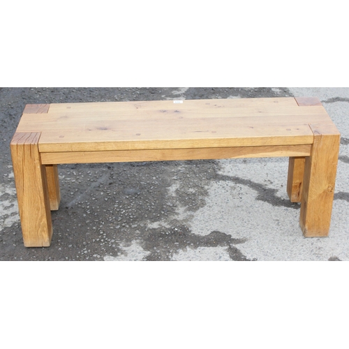 169 - A modern good quality oak bench, approx 122cm wide x 37cm deep x 46cm tall