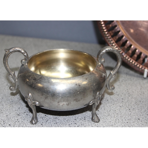 1060 - A vintage copper tray, Danish silver plated milk jug and sugar bowl and a retro Tinn mug (4)