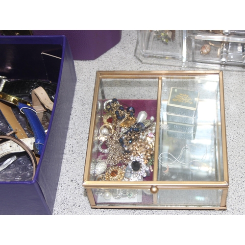 1141 - Qty of costume jewellery, jewellery boxes and a Perspex jewellery storage unit (approx 29cm tall)