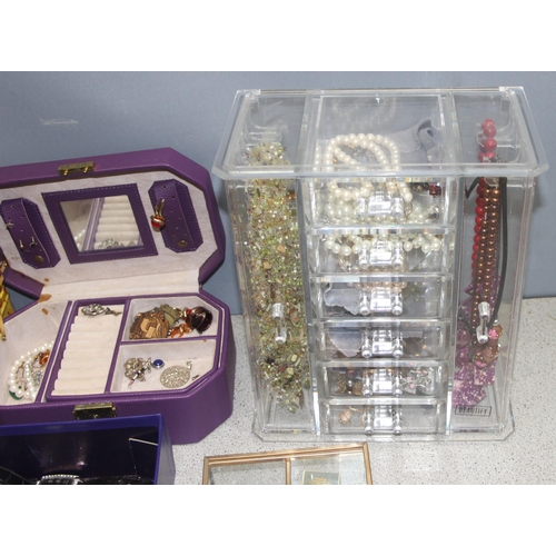 1141 - Qty of costume jewellery, jewellery boxes and a Perspex jewellery storage unit (approx 29cm tall)