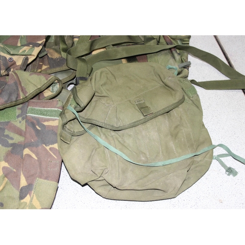 1442 - Mix of 20th century military webbing, 8 x large and 5 x small pouches