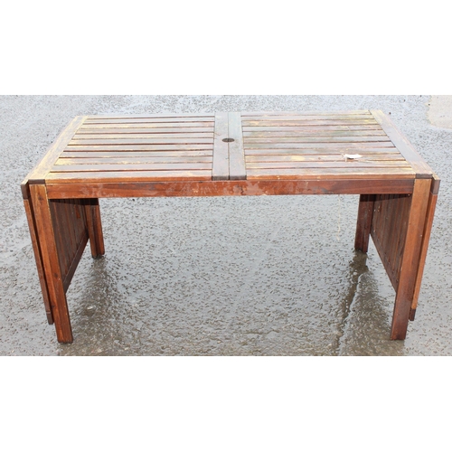 320 - A slatted wooden garden table and 6 chairs, the table approx 140cm (extending to 280cm) wide x 77cm ... 