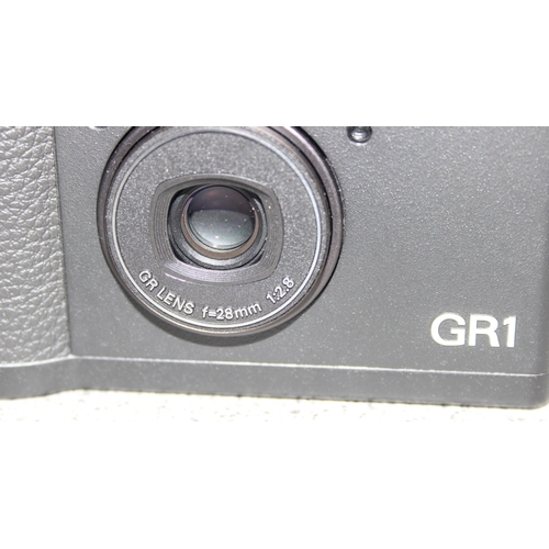 670 - A vintage Ricoh GR1 camera with case