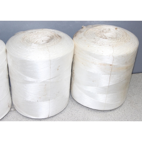 810 - 4 x reels of white nylon twine, each reel approx 21cm tall