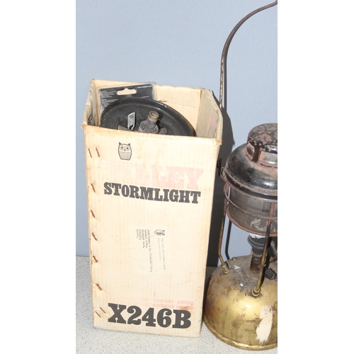 813 - Qty of vintage paraffin lamps to incl Tilley Stormlight, Coleman's Kerosine etc