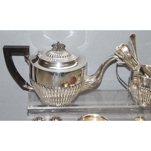 1085 - Qty of silver-plated items, to incl teapot and serving tray, approx 3.3kg gross