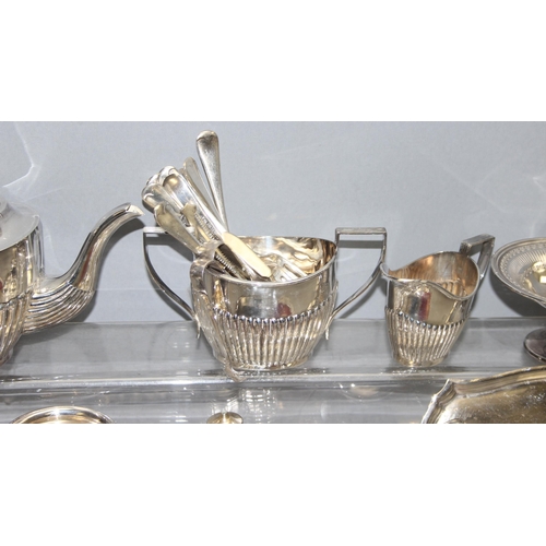 1085 - Qty of silver-plated items, to incl teapot and serving tray, approx 3.3kg gross