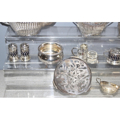 1085 - Qty of silver-plated items, to incl teapot and serving tray, approx 3.3kg gross