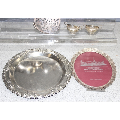 1085 - Qty of silver-plated items, to incl teapot and serving tray, approx 3.3kg gross