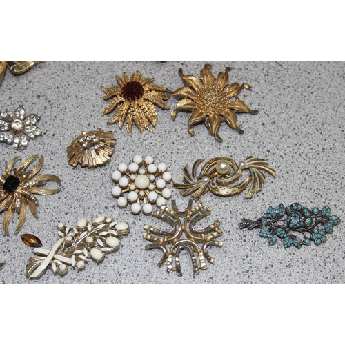 1164 - Qty of assorted vintage costume jewellery brooches to inc Sarah Cov, Giovanni, Sphinx etc (27)