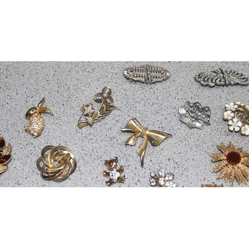 1164 - Qty of assorted vintage costume jewellery brooches to inc Sarah Cov, Giovanni, Sphinx etc (27)