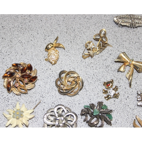 1164 - Qty of assorted vintage costume jewellery brooches to inc Sarah Cov, Giovanni, Sphinx etc (27)