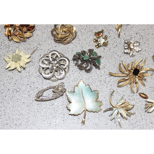 1164 - Qty of assorted vintage costume jewellery brooches to inc Sarah Cov, Giovanni, Sphinx etc (27)