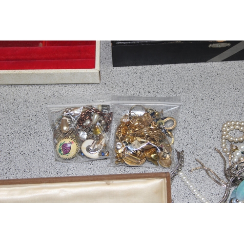 1165 - Qty of assorted mixed costume jewellery and boxes to inc gold plated items etc