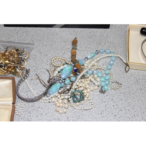 1165 - Qty of assorted mixed costume jewellery and boxes to inc gold plated items etc