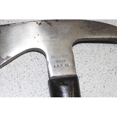 1450 - WW2 period aircrew cockpit escape axe with cover, stamped 515767, tested 20,000 volts, Chillington A... 