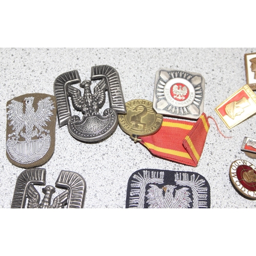 1457 - Qty of Polish military medals and badges