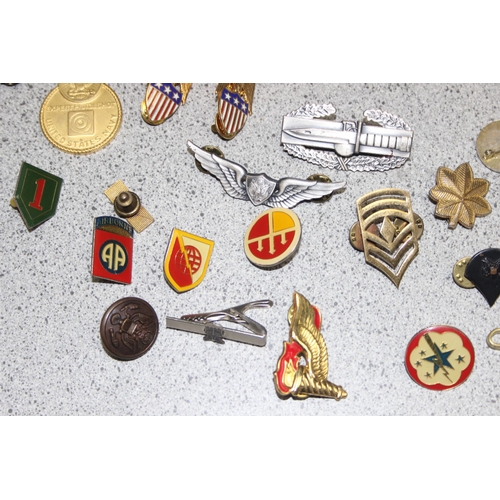 1459 - Qty of US military medals