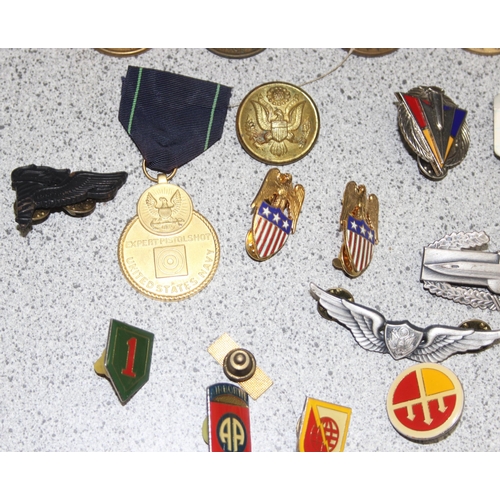 1459 - Qty of US military medals