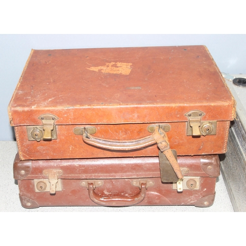 1736 - Neuland flight case with detachable legs, approx 56cm x 45cm and a mix of items to incl beer trays, ... 