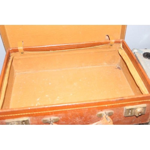 1736 - Neuland flight case with detachable legs, approx 56cm x 45cm and a mix of items to incl beer trays, ... 