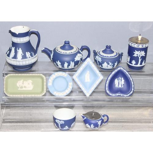 1771 - Assorted antique and later Wedgwood Jasperware, mostly dark blue and white to incl teapot, sugar and... 