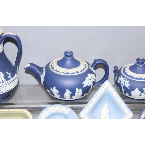 1771 - Assorted antique and later Wedgwood Jasperware, mostly dark blue and white to incl teapot, sugar and... 