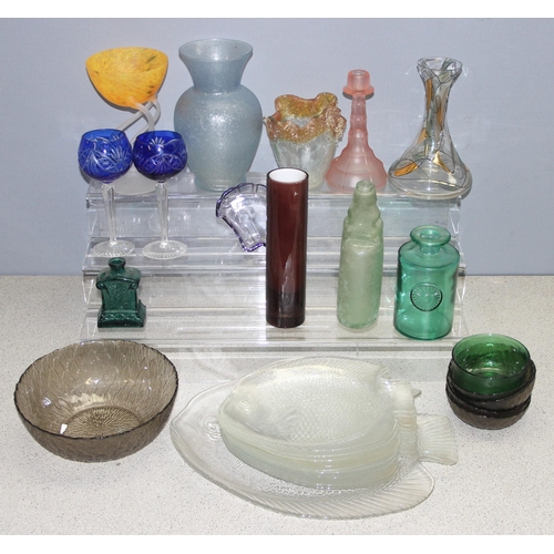 1779 - Qty of vintage and later glass items to incl a set of retro glass fish plates