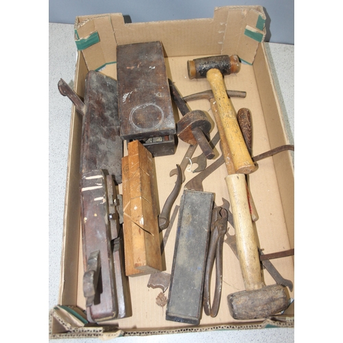 816 - Mixed lot of vintage tools, mostly for woodworking to incl planes, hacksaw, etc