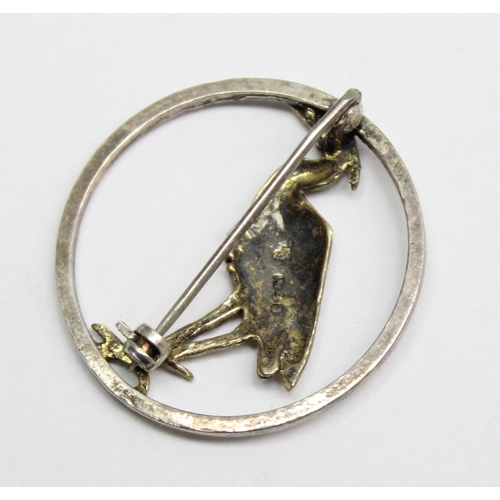 1174 - A retro silver and silver gilt brooch with Stork design, London 1983, approx 3cm diameter, 4.78g