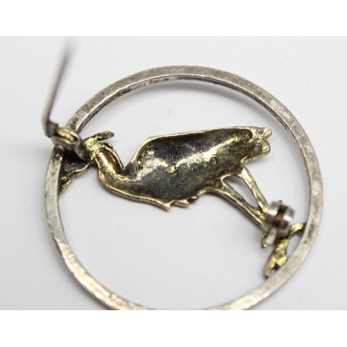 1174 - A retro silver and silver gilt brooch with Stork design, London 1983, approx 3cm diameter, 4.78g