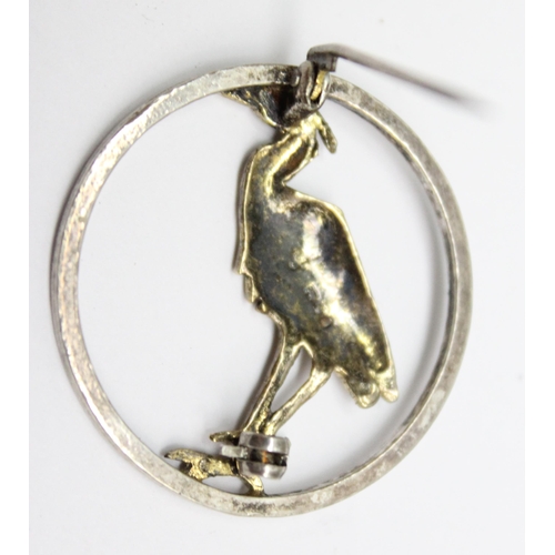 1174 - A retro silver and silver gilt brooch with Stork design, London 1983, approx 3cm diameter, 4.78g