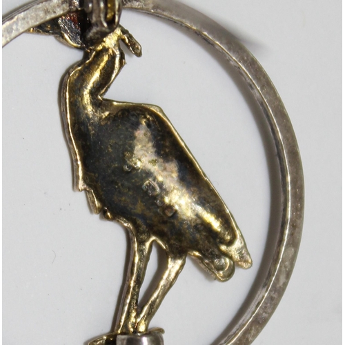 1174 - A retro silver and silver gilt brooch with Stork design, London 1983, approx 3cm diameter, 4.78g