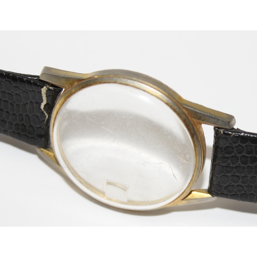 1302 - A vintage Roma Executive Datomatic wrist watch with leather strap and mechanical movement, gold plat... 