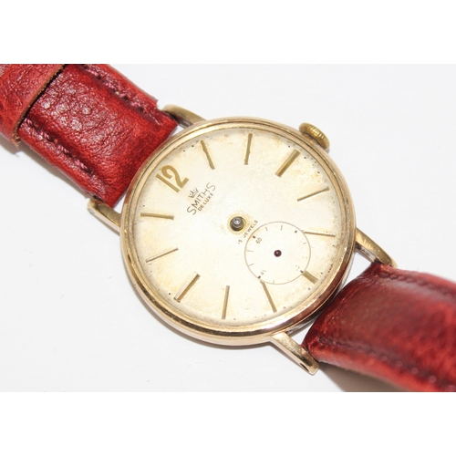 1314 - 9ct gold cased Smiths De Luxe wristwatch with leather strap, case marked for London date letter obsc... 