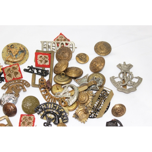 1414 - A large qty of assorted military badges, patches and buttons etc, many Oxford & Bucks LI