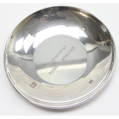 1031 - A silver presentation dish, London 1978 by R. Hodd & Son, approx 56.78g gross