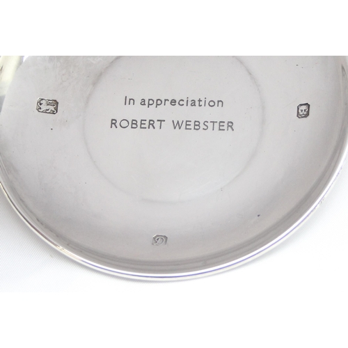 1031 - A silver presentation dish, London 1978 by R. Hodd & Son, approx 56.78g gross