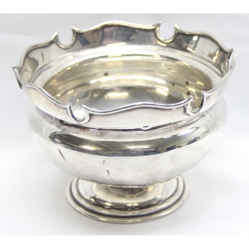 1039 - An antique silver bowl with decorative rim, Sheffield 1906 by Roberts & Belk, approx 11cm in diamete... 