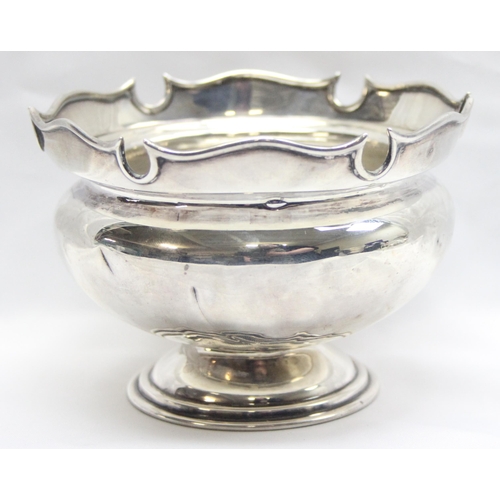 1039 - An antique silver bowl with decorative rim, Sheffield 1906 by Roberts & Belk, approx 11cm in diamete... 