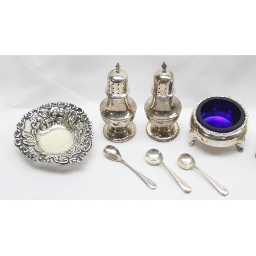 1059 - Qty of assorted silver items, 2 silver salts with liners, 2 pepper pots, 2 silver salt spoons, a sil... 