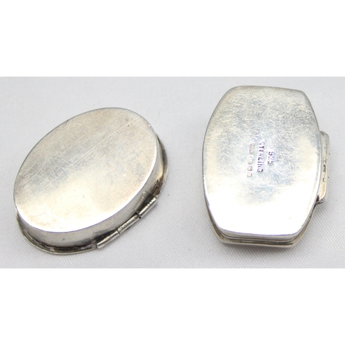 1069 - 2 small silver pill boxes, one plain with import marks for London 1992 and another with engraved dec... 