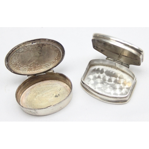 1069 - 2 small silver pill boxes, one plain with import marks for London 1992 and another with engraved dec... 