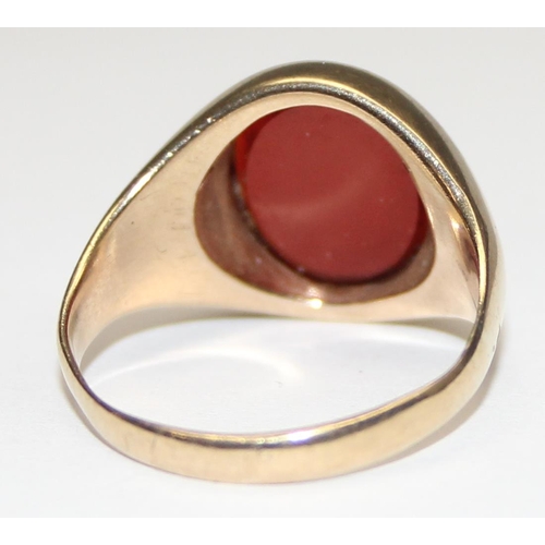 1103 - A 9ct gold and bloodstone signet ring, unmarked but XRF confirmed as 9ct gold, approx size P, approx... 