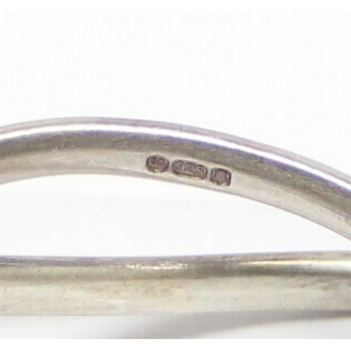 1116 - An unusual 925 silver wavy bracelet of Russian band form with 3 interlocking loops and a matching si... 