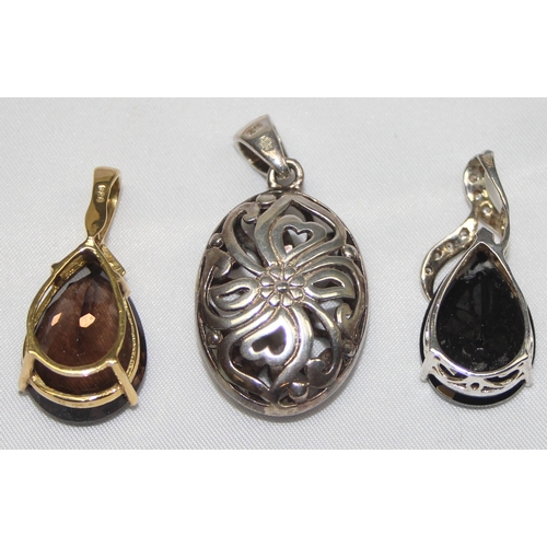 1136 - 3 925 silver and silver gilt pendants, one filigree and 2 stone set