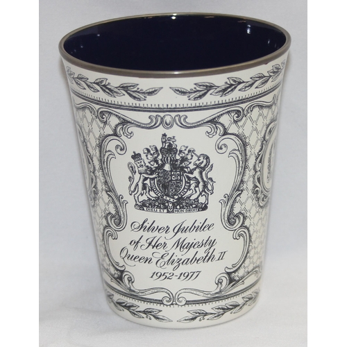 1654 - A 1977 Silver Jubilee Bilston Enamel beaker by Halcyon Days with COA, approx 10cm tall